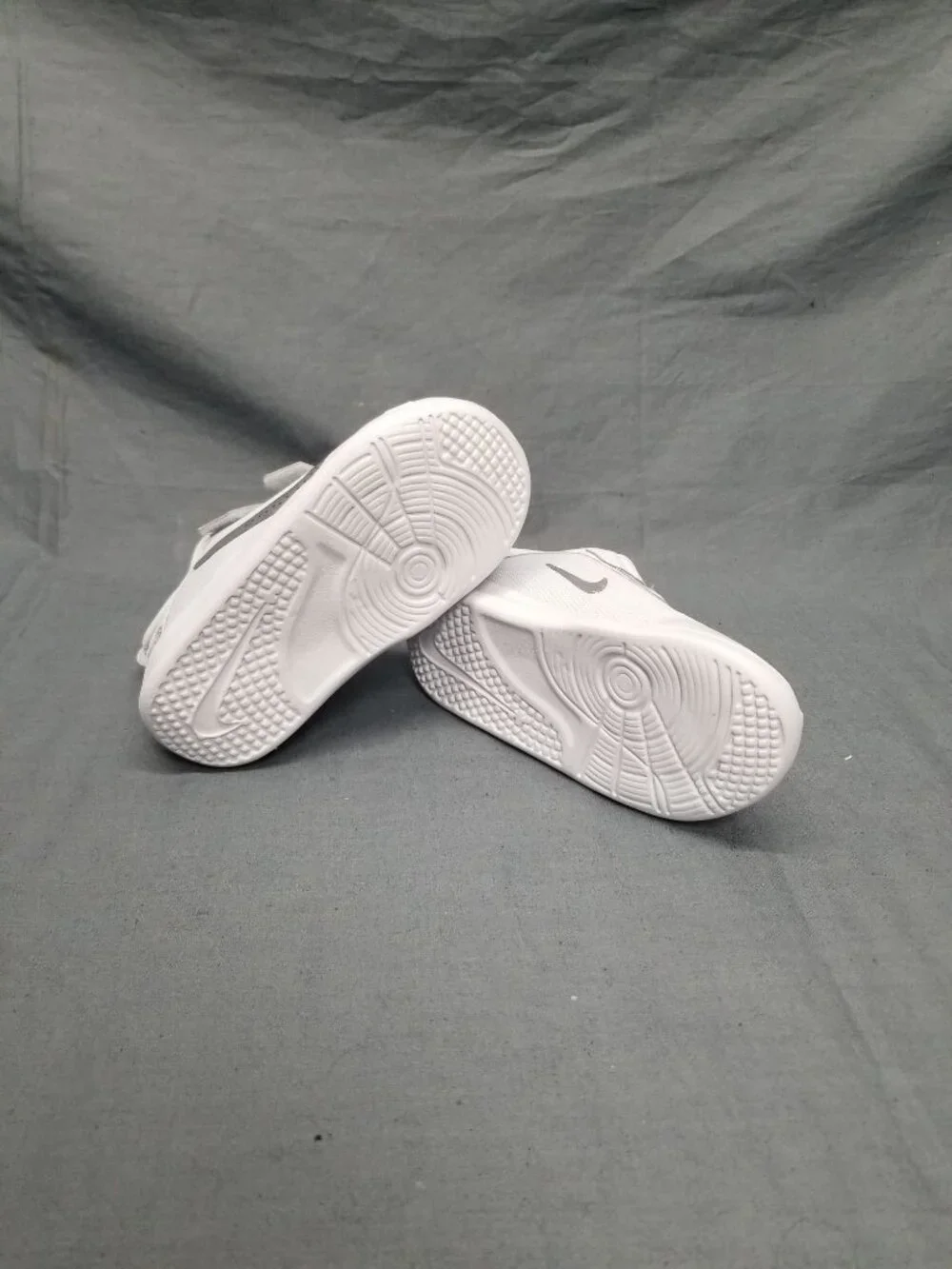 Nike Toddlers Omni Multi-Court Low Sneakers Slip-On White Size 7 NEW IN BOX!